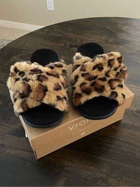 Vionic Relax II Faux Fur Leopard Print Slipper